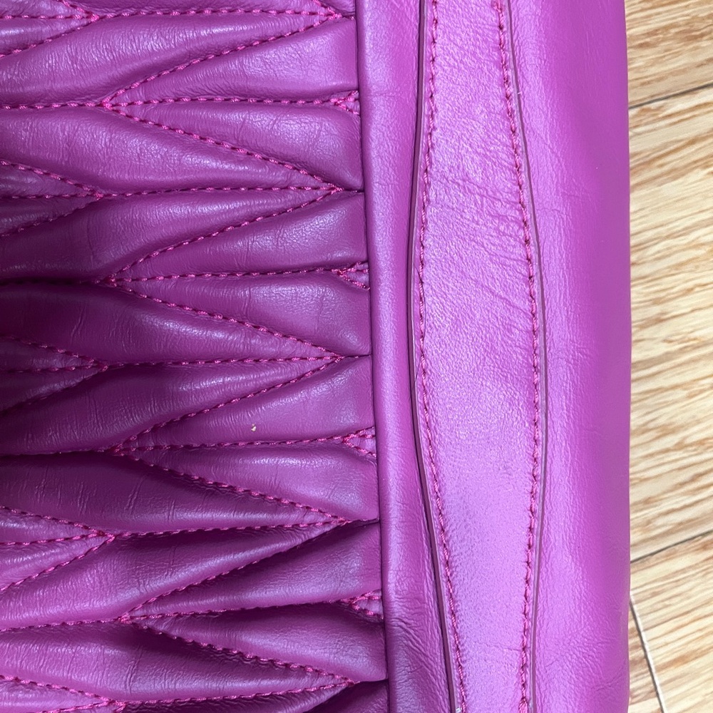 Miu Miu Pink Leather clutch bag with snap closure, zipped deep flap pocket. - Picture 12 of 14